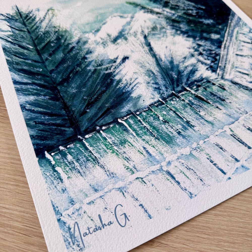 Illustration inspirée des paysages enneigés. Entre cimes majestueuses, sapins poudrés et toits givrés, cette œuvre capture la douceur et la poésie d’une saison où le temps semble suspendu. Appartient à Natasha Gonzalez et Boutique de Moments. 2025
