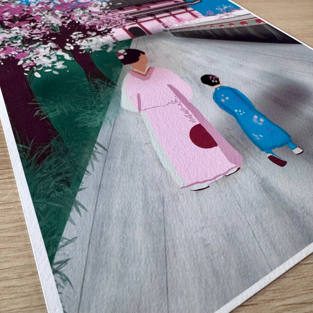 Illustration artistique représentant une femme et une enfant en kimono marchant sur une allée bordée de cerisiers en fleurs, en direction d'un temple japonais traditionnel. Des fleurs de cerisier décorent également les coins de l'image, créant une ambiance printanière et sereine. Appartient à Boutique de Moments.