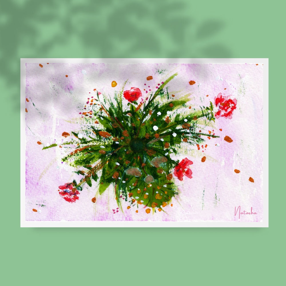 Illustration aquarelle d’un bouquet de fleurs vu du dessus, avec des feuillages verts denses et des touches de fleurs rouges et roses éclatantes. L’arrière-plan est rose pâle, créant un contraste doux et poétique avec l’intensité du bouquet central. Appartient à Boutique de Moments.