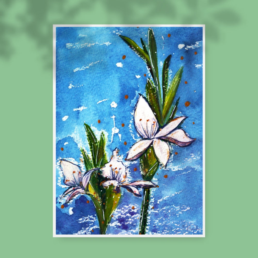 Illustration aquarelle représentant des glaïeuls blancs aux tiges élancées sur un fond bleu vibrant. Les fleurs sont entourées de feuilles vertes, avec des touches de couleur orange et blanche qui ajoutent du mouvement et de la légèreté à la composition. Appartient à Boutique de Moments.