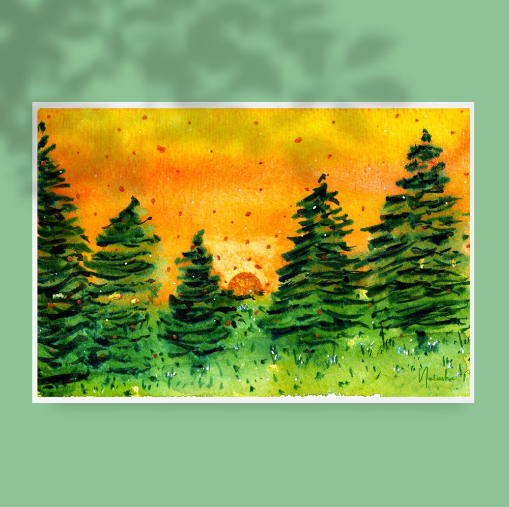 Illustration aquarelle représentant une forêt de conifères sous un ciel orange intense, illuminé par un coucher de soleil. Le soleil apparaît à l’horizon, partiellement caché par les arbres, créant une atmosphère chaleureuse, paisible et naturelle. Appartient à Boutique de Moments.