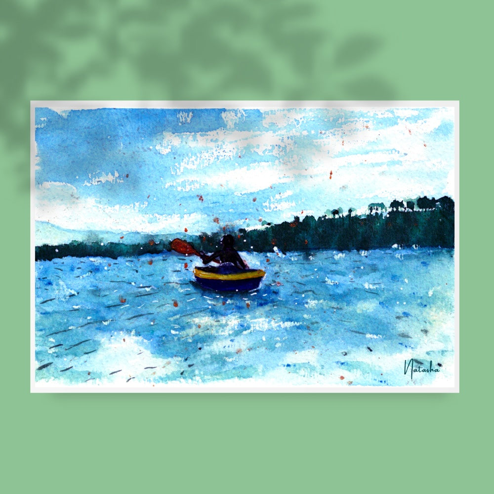 Illustration aquarelle représentant une personne pagayant seule dans un kayak jaune sur un lac bleu, entouré de rives boisées au loin. Le ciel légèrement nuageux et les reflets sur l’eau créent une ambiance calme, paisible et contemplative. Appartient à Boutique de Moments.