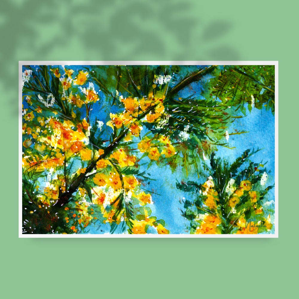 Illustration aquarelle représentant des branches de mimosa en fleurs, aux teintes jaune vif et feuillage vert, sur un fond de ciel bleu éclatant. La composition vue d’en dessous évoque la lumière filtrant à travers les fleurs, créant une ambiance ensoleillée et joyeuse. Appartient à Boutique de Moments.