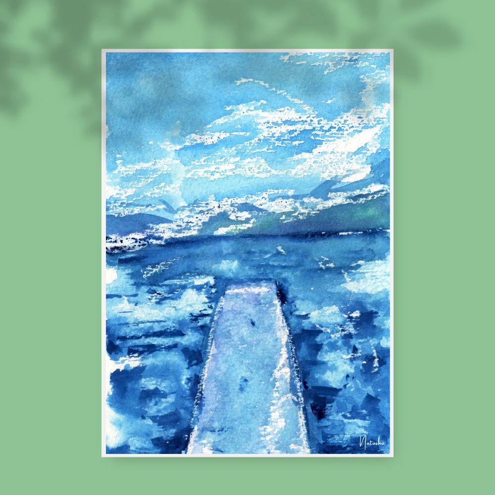 Illustration aquarelle représentant un plongeoir avançant sur un lac paisible aux tons bleus, sous un ciel lumineux avec des nuages blancs. La scène évoque la tranquillité, l’évasion et la douceur d’un moment au bord de l’eau. Appartient à Boutique de Moments.