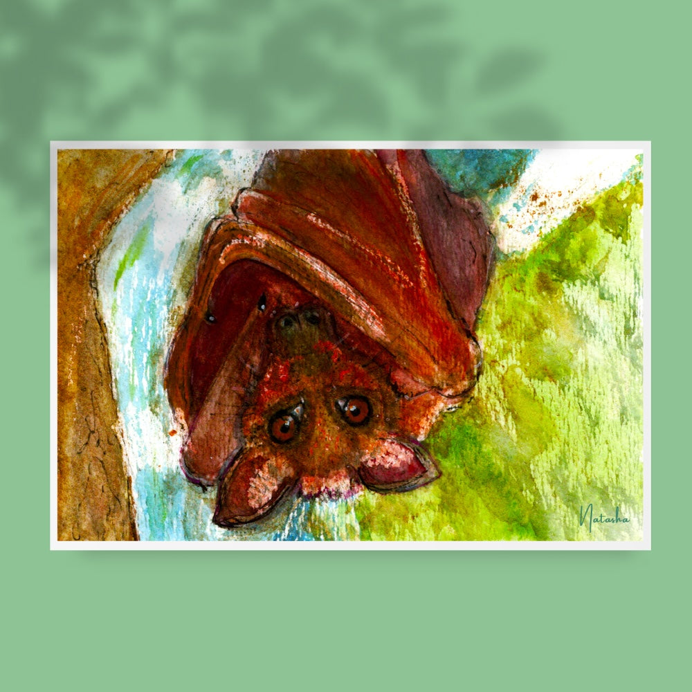 Illustration aquarelle d'une chauve-souris suspendue à l'envers, accrochée à une branche, avec un regard curieux et espiègle. Les couleurs chaudes de l'animal contrastent avec un fond vert doux évoquant la nature. Appartient à Boutique de Moments.