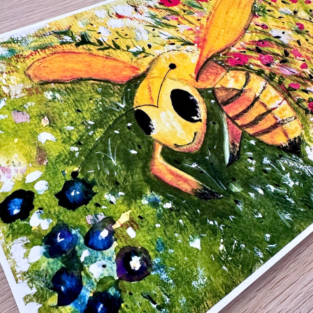 Illustration aquarelle d’une abeille souriante au centre d’un jardin fleuri. L’arrière-plan est rempli de fleurs sauvages colorées, dans des tons rouges, violets et verts, créant une ambiance joyeuse et printanière. Appartient à Boutique de Moments 2025.
