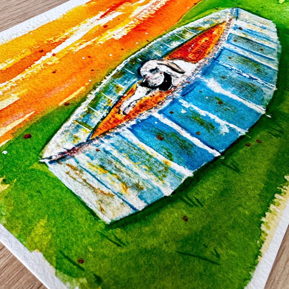 Gros plan d’une illustration aquarelle montrant un chien blanc se baignant dans une petite piscine bleue, entourée d’herbe verte, sous un ciel orange lumineux. La texture du papier et les couleurs vives donnent à la scène une ambiance estivale joyeuse et détendue. Appartient à Boutique de Moments.