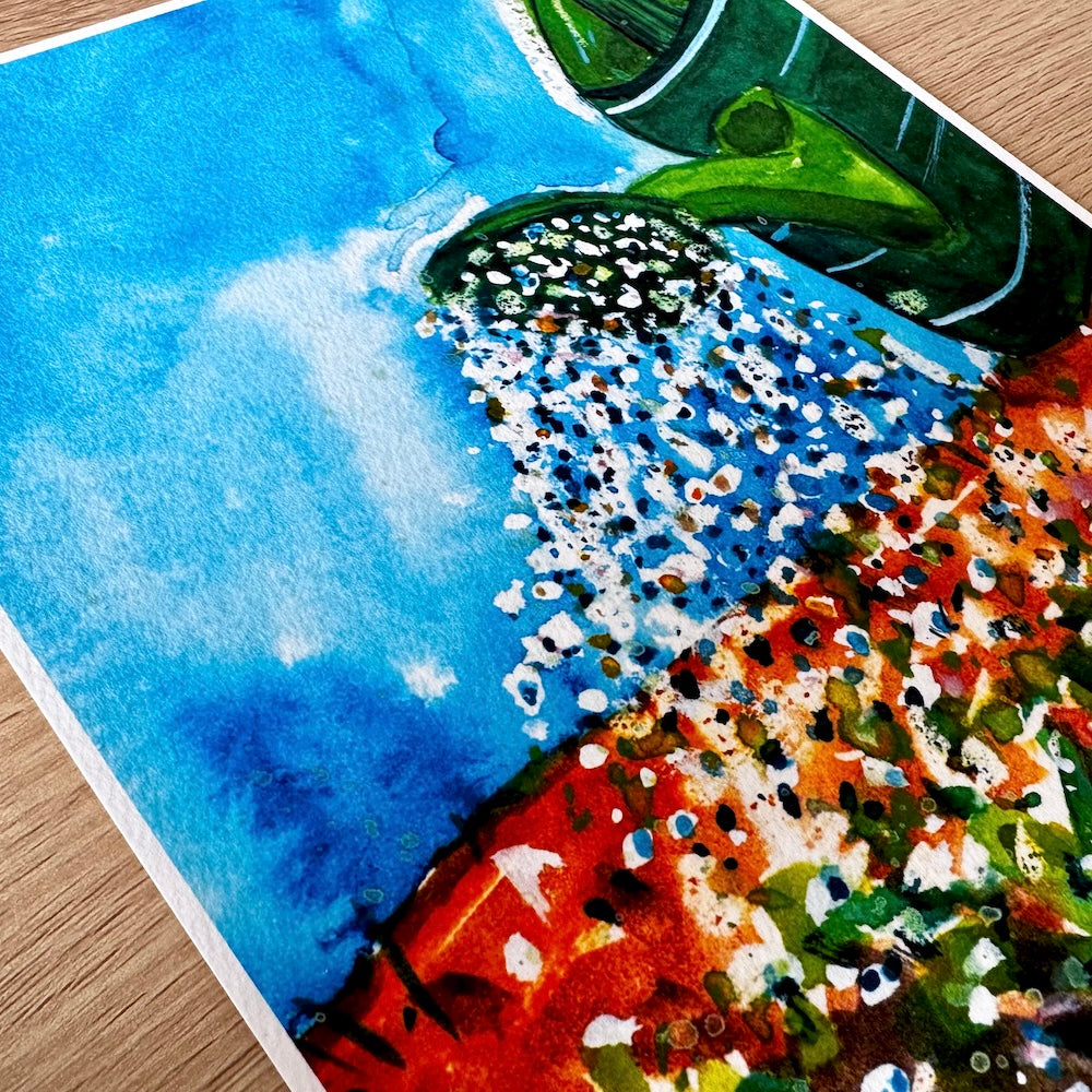 Gros plan d’une illustration à l’aquarelle montrant un arrosoir vert versant de l’eau sur un sol orangé, avec des gouttes éclatantes qui tombent sur de jeunes pousses sous un ciel bleu vif. Appartient à Boutique de Moments.