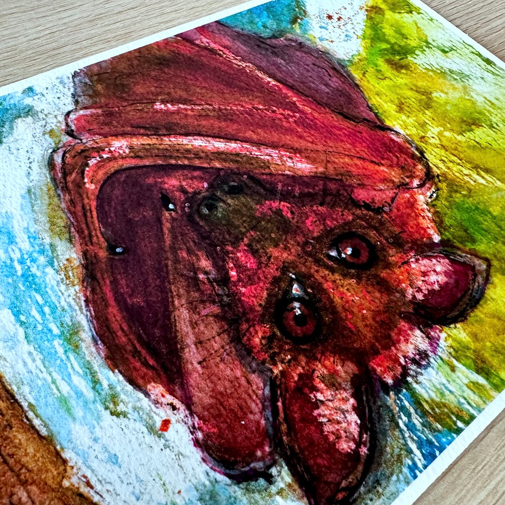 Illustration aquarelle d'une chauve-souris suspendue à l'envers, accrochée à une branche, avec un regard curieux et espiègle. Les couleurs chaudes de l'animal contrastent avec un fond vert doux évoquant la nature. Appartient à Boutique de Moments.