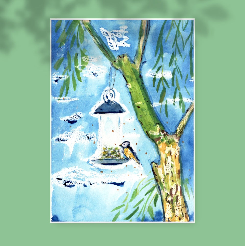 Illustration aquarelle d’un oiseau perché sur une mangeoire suspendue à une branche d’arbre, sous un ciel bleu parsemé de nuages. Les feuilles vertes encadrent la scène, créant une ambiance paisible et naturelle. Appartient à Boutique de Moments.