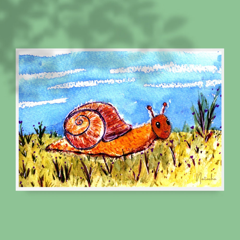 Illustration aquarelle représentant un escargot orange avec une coquille spiralée brun-rouge, avançant dans une prairie jaune parsemée de petites plantes. Le ciel bleu avec des nuages blancs en arrière-plan crée une ambiance douce, joyeuse et naturelle. Appartient à Boutique de Moments.